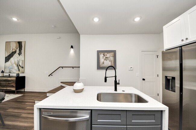 Building Photo - 6018 Knox St