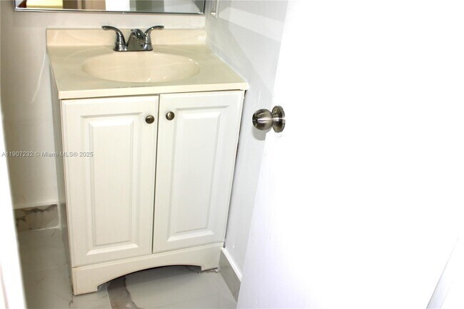 Building Photo - 13685 NE 10th Ave