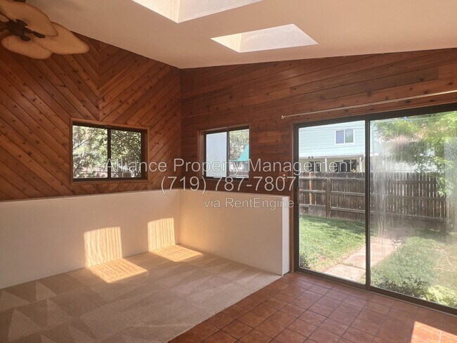 Building Photo - 1345 Pike Dr