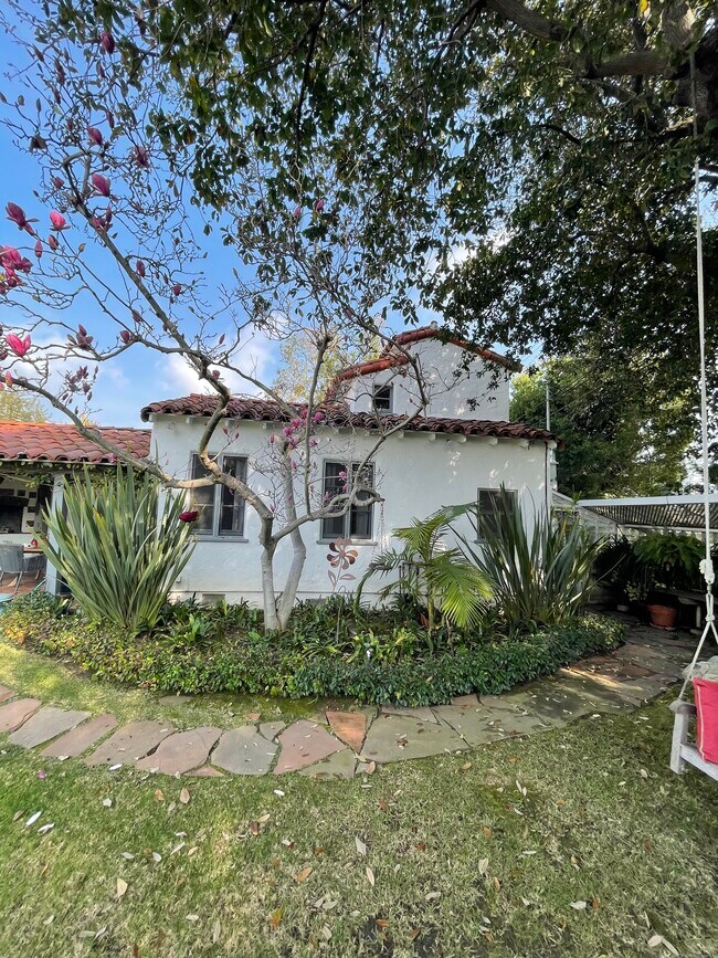 Primary Photo - 10610 Wellworth Ave