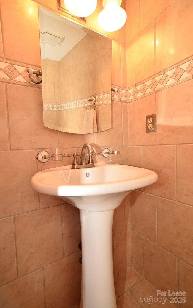 Building Photo - 8843 Hunter Ridge Dr