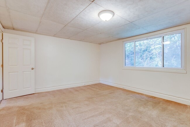 Building Photo - Available August 2026 - 3 Bedroom Home w/ Central AC & Spacious Yard!