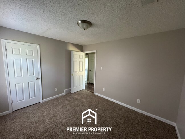 Building Photo - 6516 Lake Valley Dr
