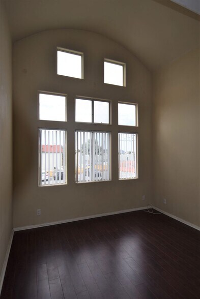 Building Photo - 425 N Alvarado St