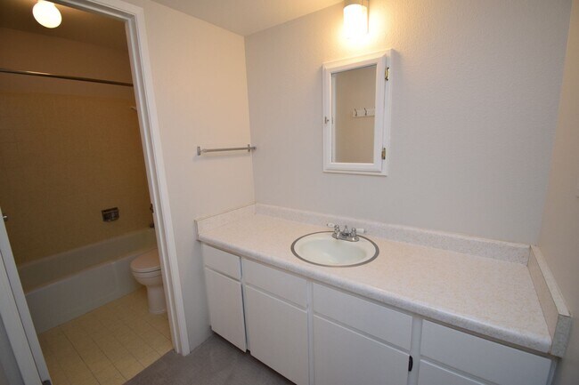 Building Photo - Spacious 1 bed 1 bath Condo on Foothill Dr!