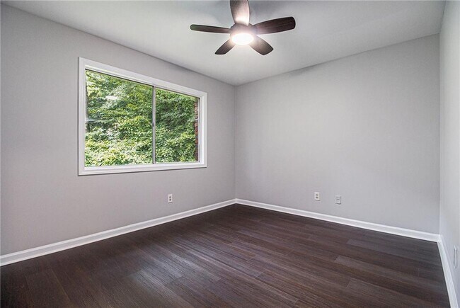 Building Photo - 2430 Coosawattee Dr NE