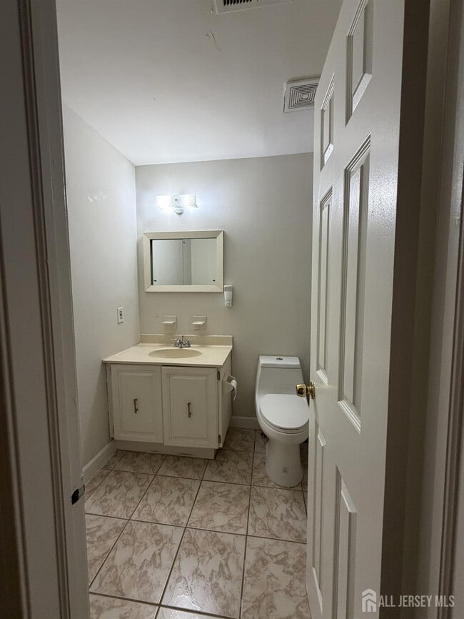 Building Photo - 1709 Woodbridge Commons Way