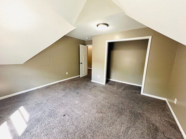 Building Photo - 1414 Golden Valley Rd