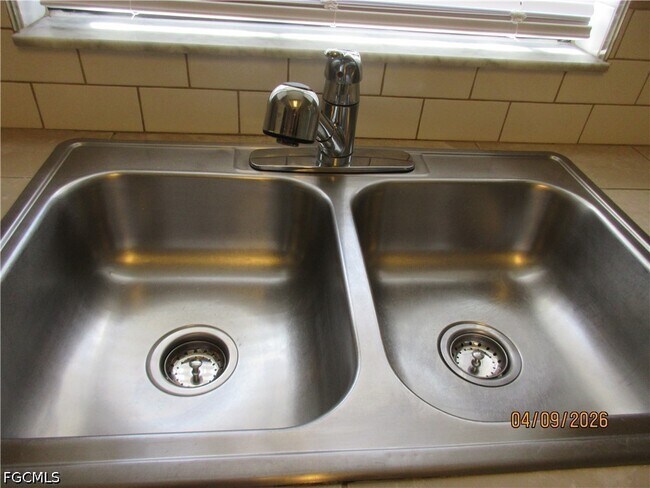 Building Photo - 1218 NE 8th Terrace