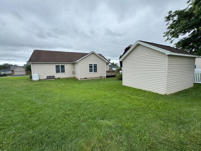 Building Photo - 10401 Whispering Pine Ln