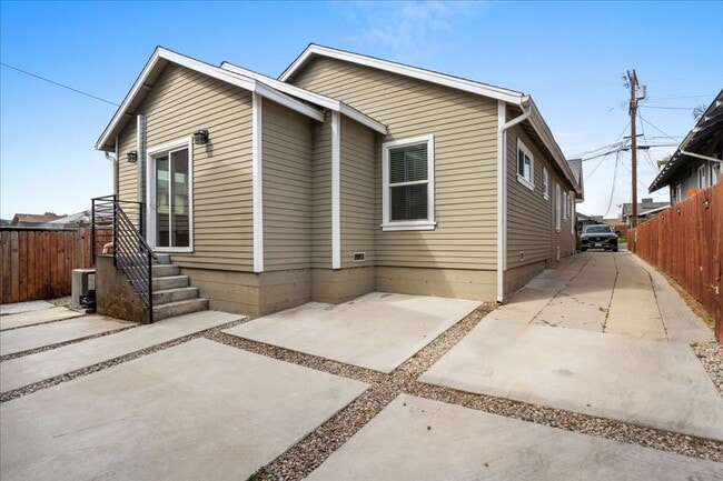 Building Photo - Charming 3-Bedroom Craftsman with Modern U...