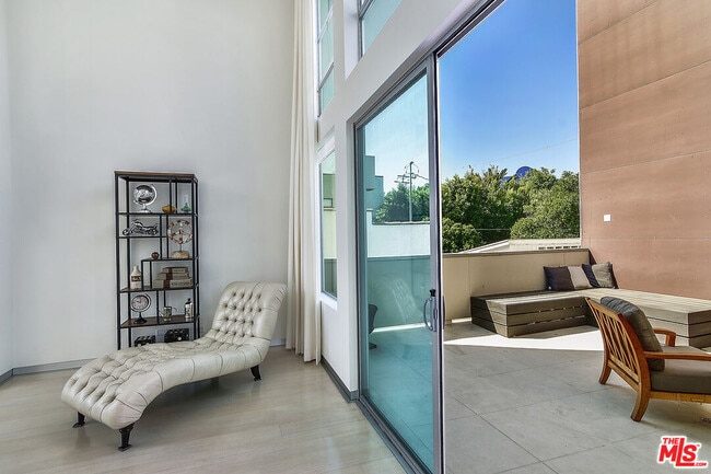 Building Photo - 711 Westbourne Dr