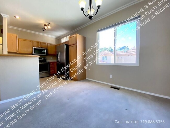 Building Photo - 1450 Courtyard Heights
