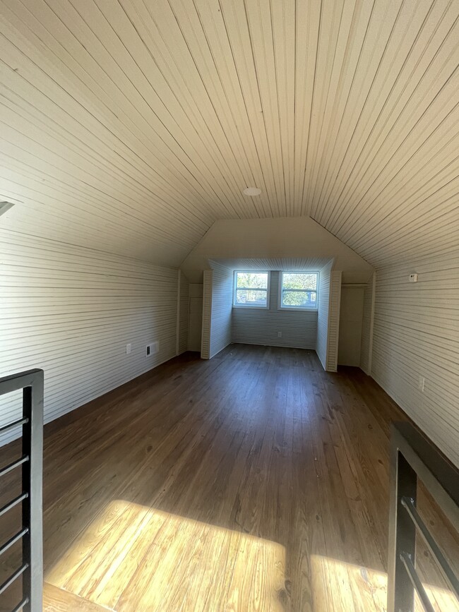 400 sq ft loft space - 998 Woodbourne Dr SW