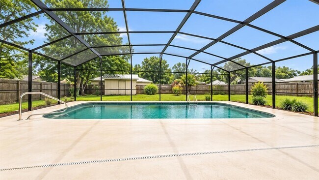 Building Photo - 35025 Raintree Dr