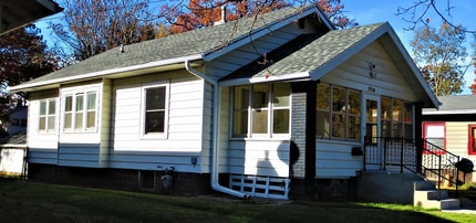 Building Photo - 2 Bedroom Home with hard surface flooring!
