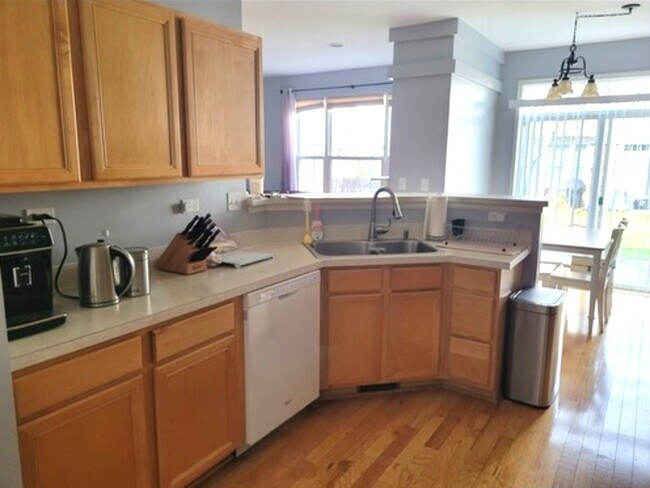 Building Photo - 453 Pine Lake Cir