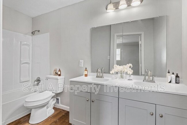 Building Photo - 535 W Lyons St