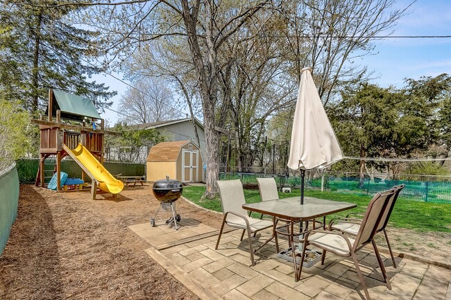 Building Photo - Charming Bi-Level Home in Sunset Village -...