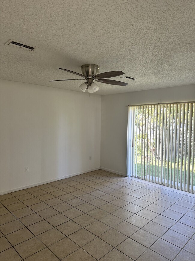 Building Photo - 4 Bedroom, 2 Bathroom, 2 Car Garage Home o...
