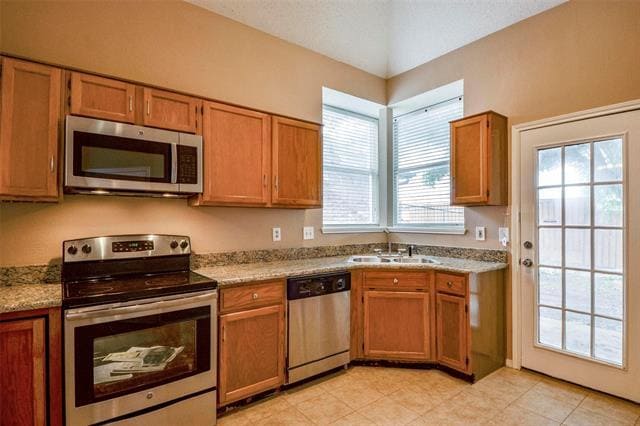 Building Photo - 2406 Weatherby Dr