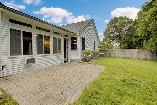 Building Photo - 6040 Fieldstone Cir