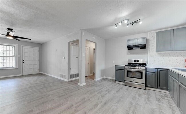 Building Photo - Renovated 3-bedroom House!