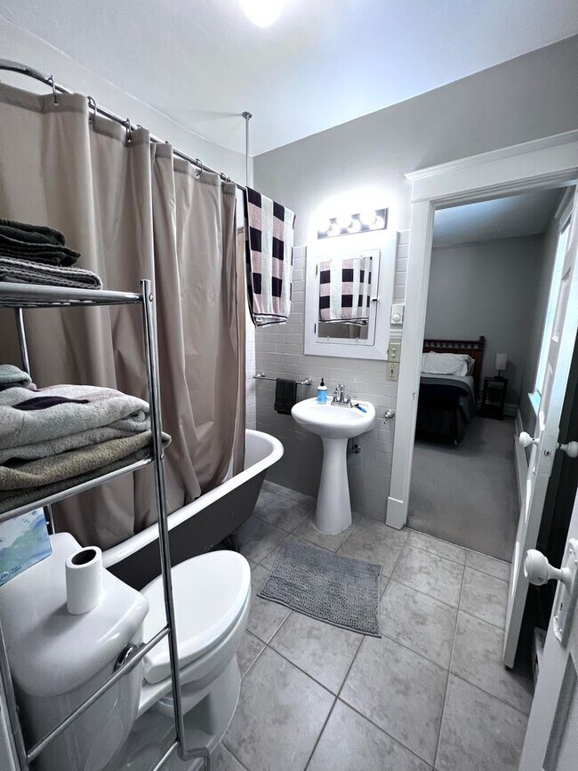 Building Photo - 17 E 6th St