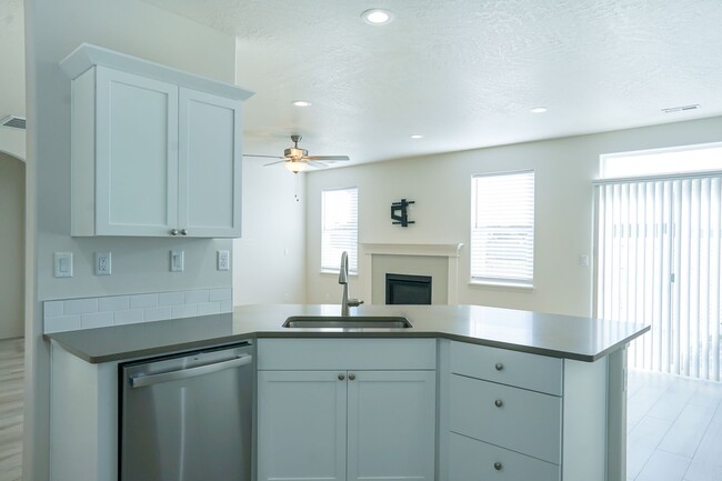 Building Photo - Charming and Exceptionally Clean, 3 Bedroom