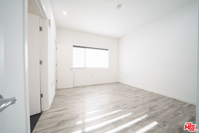 Building Photo - 1229 S Kingsley Dr
