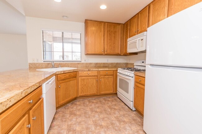 Building Photo - Available! 2 Bedroom Townhome inside Pacif...