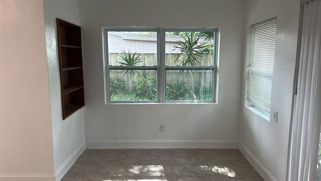 Building Photo - 1140 SW 30th St