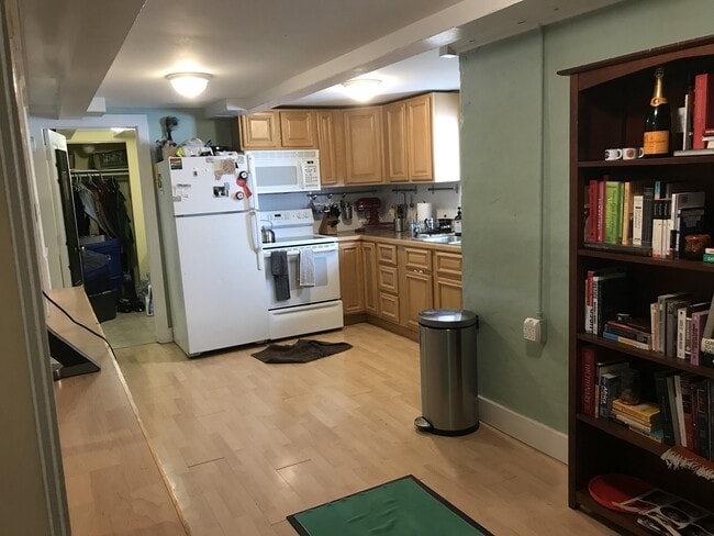 Building Photo - Charming Two Bedroom Garden Level Apartment