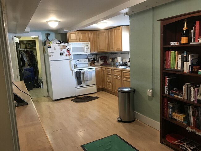 Building Photo - Charming Two Bedroom Garden Level Apartment near DU