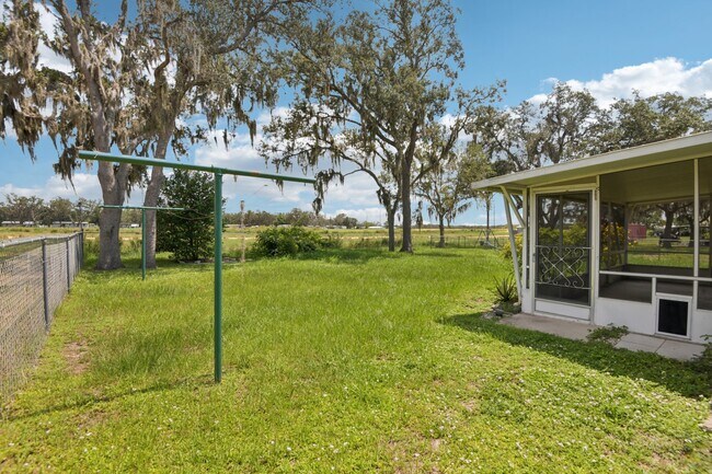 Building Photo - 4704 Queen Palm Dr