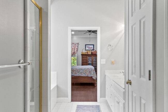 Building Photo - Beautiful 5 Bed 3.5 Bath Home! Available Summer 2026! Book Your Tour Today!