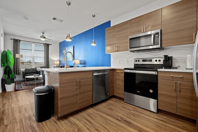 Building Photo - 2425 E Riverside Dr