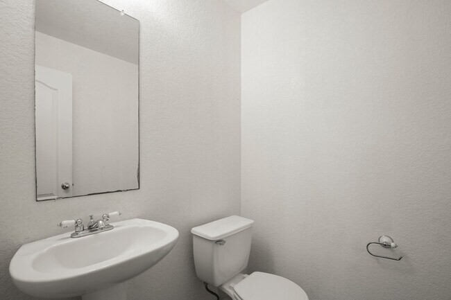 Building Photo - 668 NW Crossing Dr