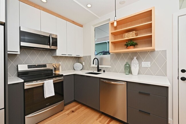 Building Photo - Modern 3-Level Townhome (2020) with Private Roof Deck & A/C