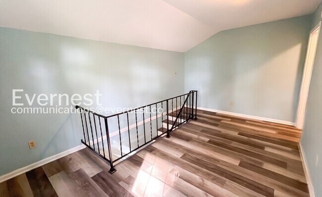 Building Photo - 5008 Golfview Dr
