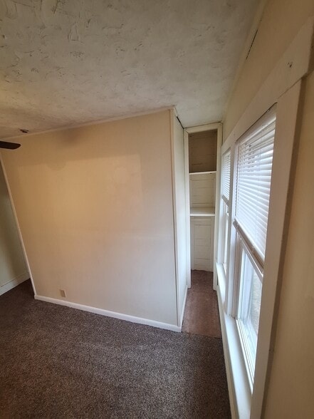 Building Photo - 5771 Seneca Trl S