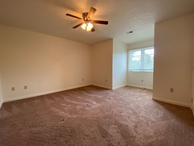 Building Photo - 106 Amber Ln