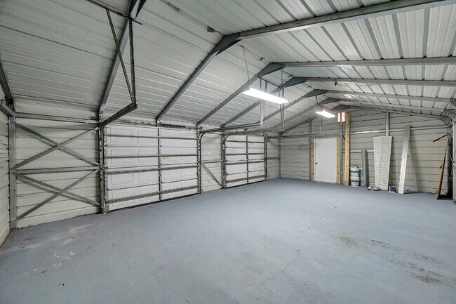 Building Photo - Charming 2-Bedroom Home with Optional Over...