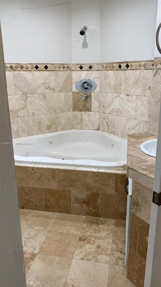 Building Photo - 713 SW 10th St