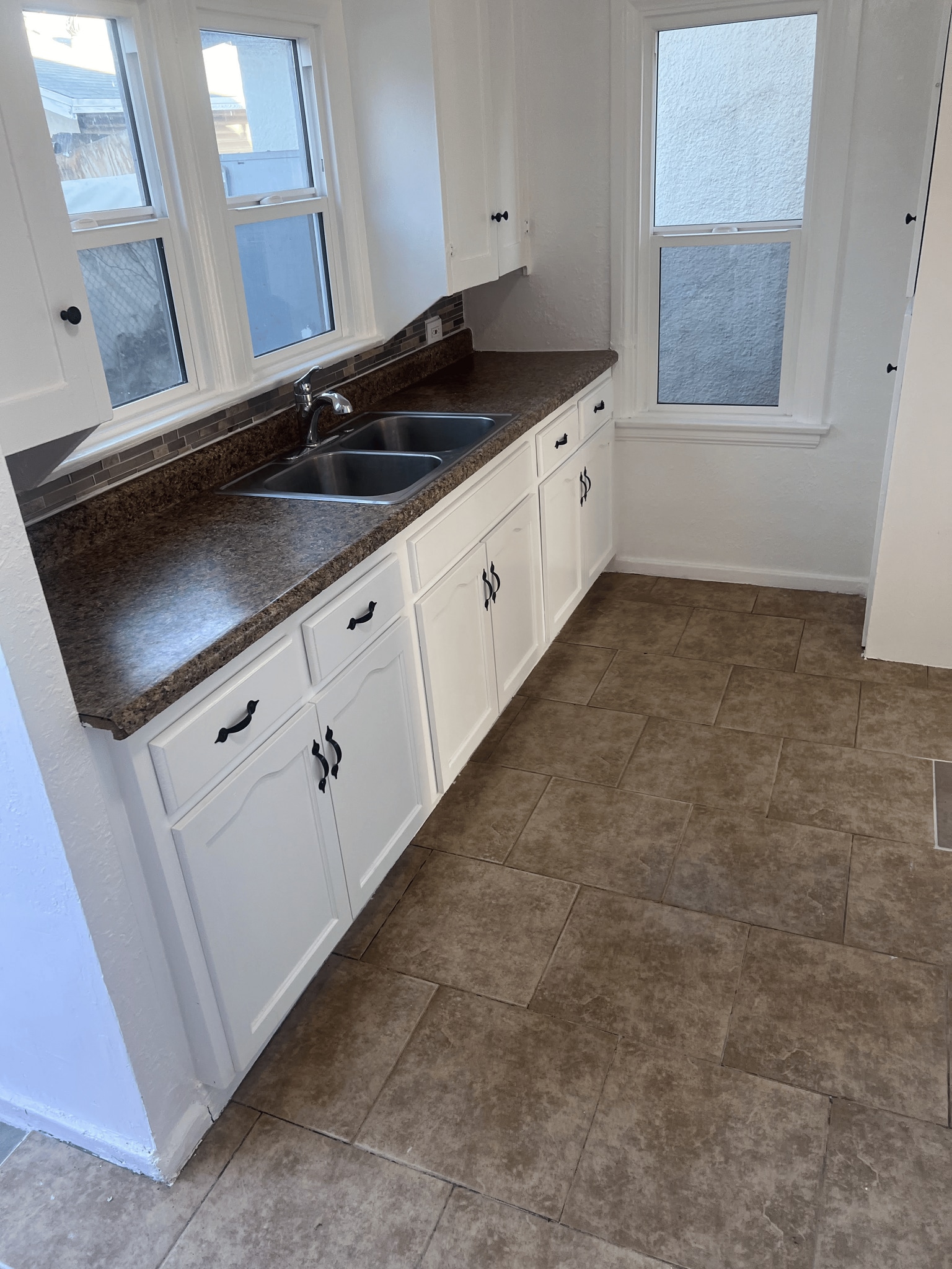 Building Photo - 967 N White Ave