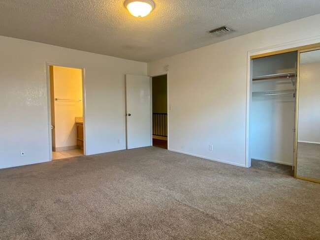 Building Photo - AVAILABLE NOW!!