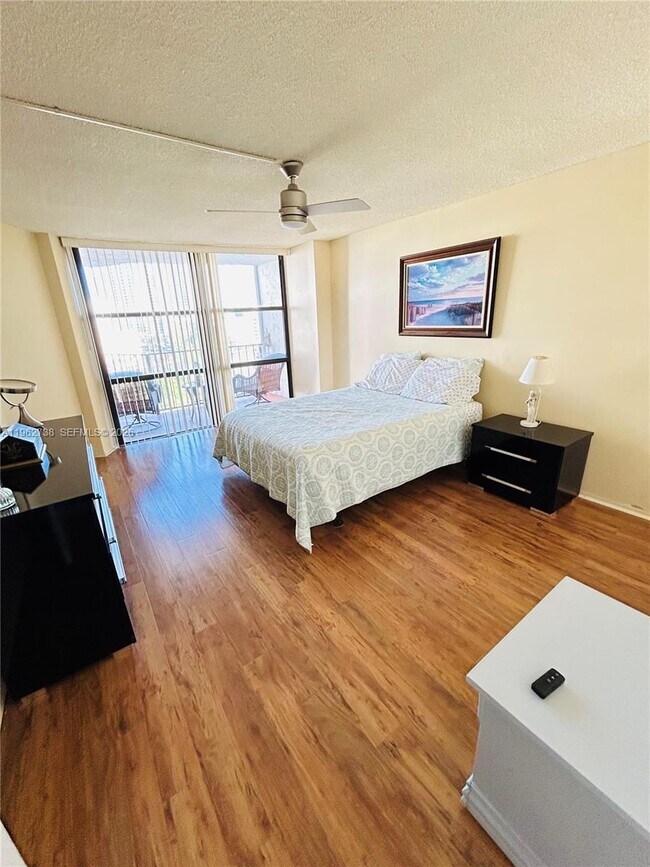 Building Photo - 800 Parkview Dr