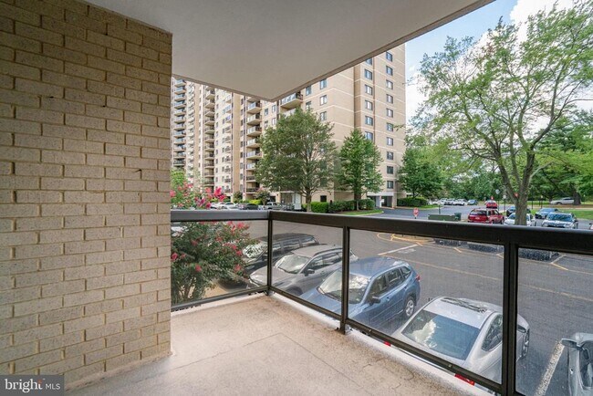 Building Photo - 205 Yoakum Pkwy