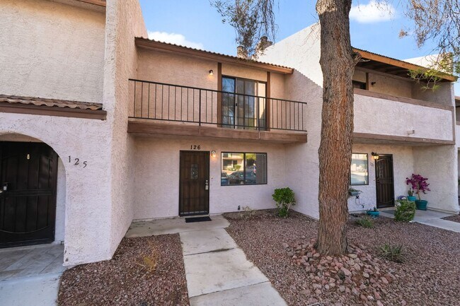 Building Photo - Immaculate two story townhome style condo ...