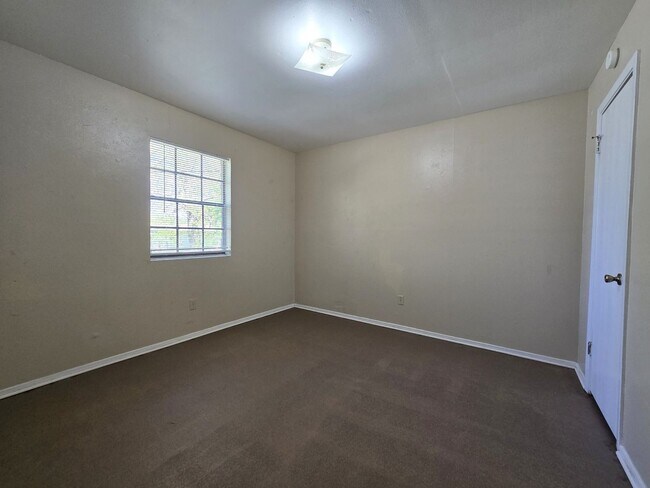 Building Photo - 606 Westview Cir